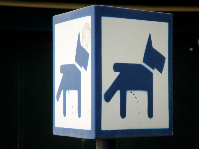 Señal de permitido pasear por el parque (Valencia, España)