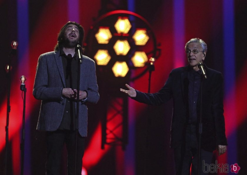128207_salvador-sobral-caetano-veloso-actuando-final-eurovision-2018